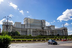 Le Palais du Parlement de Bucarest vu depuis le boulevard Unirii
