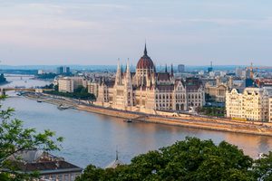 Le Parlement hongrois illuminé au bord du Danube à la tombée de la nuit