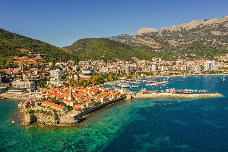 La vieille ville de Budva et ses remparts plongeant dans la mer Adriatique