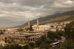 La Grande Mosquée de Bursa et les contreforts du mont Uludağ en arrière-plan