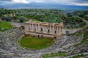 Le théâtre romain de Butrint entouré de forêt