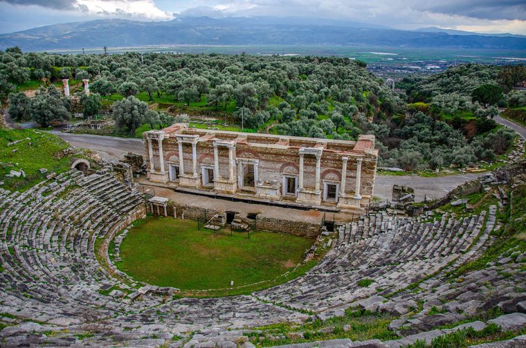 Le théâtre romain de Butrint entouré de forêt