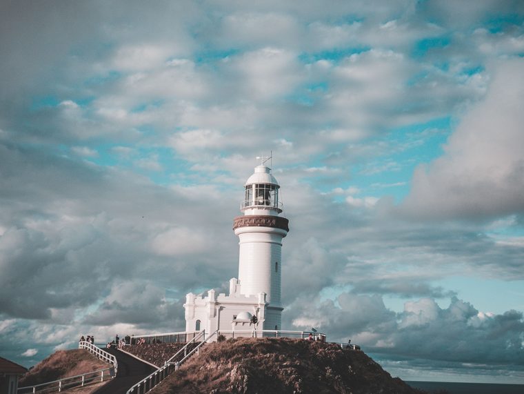 Le phare de Cape Byron perché sur la falaise face à l'océan