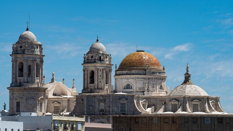 La cathédrale de Cadix au dôme jaune face à l'océan Atlantique