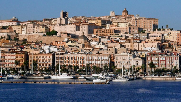 Le Bastione di Saint Remy dominant la ville de Cagliari au crépuscule