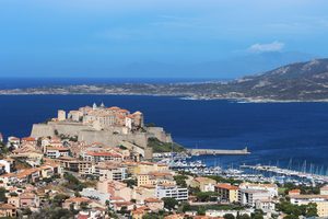 La citadelle de Calvi dominant le port de plaisance et la baie