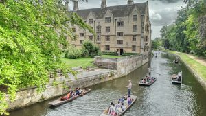 Vue sur King's College et la rivière Cam depuis les jardins