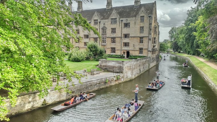 Vue sur King's College et la rivière Cam depuis les jardins