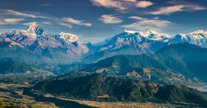 Les sommets enneigés de l'Annapurna vus depuis le camp de base au lever du soleil