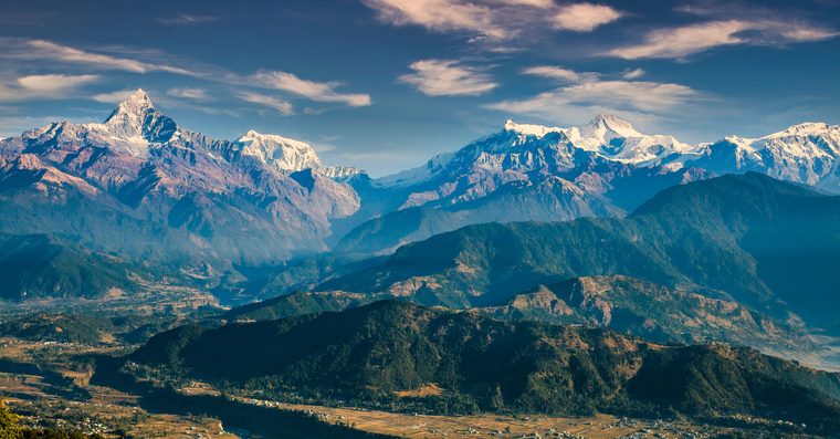 Les sommets enneigés de l'Annapurna vus depuis le camp de base au lever du soleil