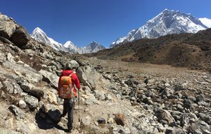 Vue sur les sommets himalayens depuis le sentier rocailleux du trek