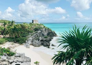 Les ruines mayas de Tulum surplombant les eaux turquoise de la mer des Caraïbes