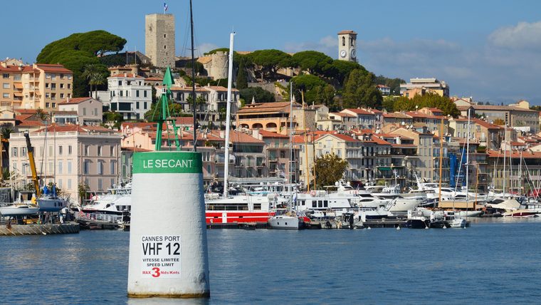 Vue sur la baie de Cannes et le port depuis la colline du Suquet