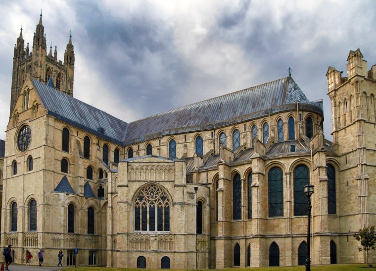 La cathédrale de Canterbury dominant les toits et les maisons à colombages du centre historique