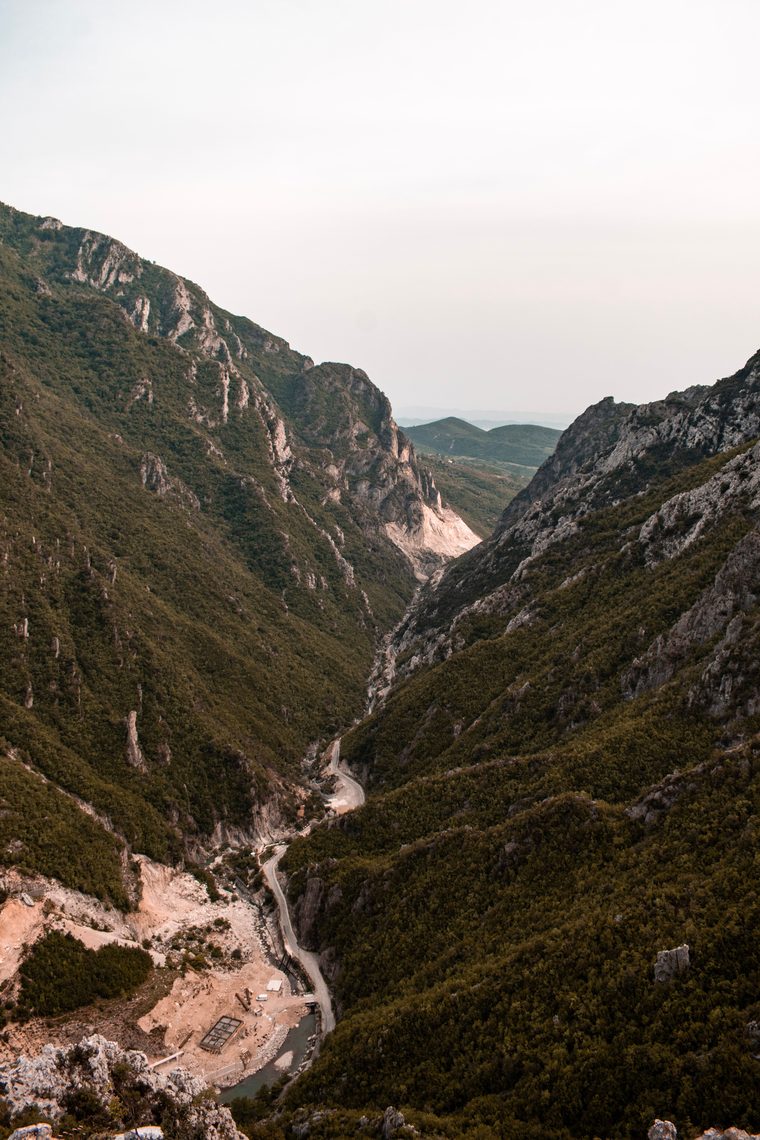 Vue plongeante sur les gorges du canyon d'Osum en Albanie