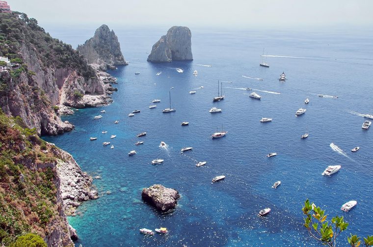 Vue sur les Faraglioni depuis les jardins d'Auguste à Capri
