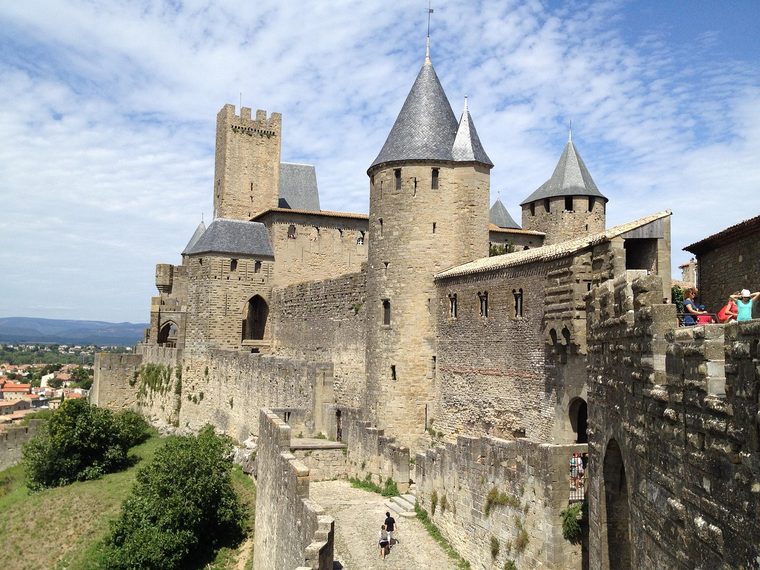 Les remparts et les tours de la Cité de Carcassonne vus depuis le contrebas