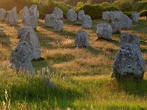 Les alignements de menhirs de Carnac au lever du soleil