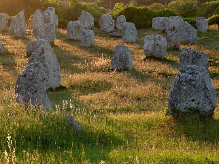 Les alignements de menhirs de Carnac au lever du soleil
