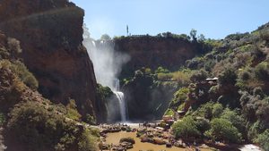 Vue plongeante sur les cascades d'Ouzoud et les bassins naturels