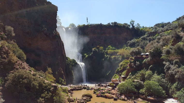 Vue plongeante sur les cascades d'Ouzoud et les bassins naturels