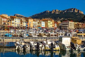 Le port coloré de Cassis avec les pointus et le Cap Canaille en toile de fond