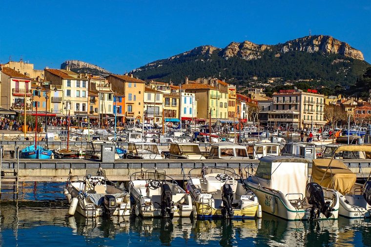 Le port coloré de Cassis avec les pointus et le Cap Canaille en toile de fond