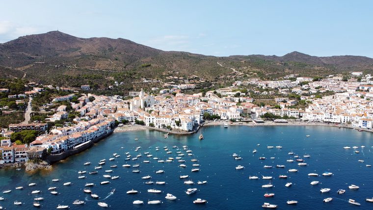 Le village de Cadaqués et ses maisons blanches au bord de la Méditerranée