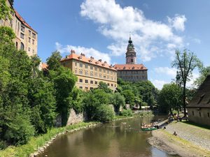 Vue panoramique sur le château de Český Krumlov et les toits rouges bordant la Vltava