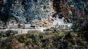 Le monastère de Cetinje et les montagnes en arrière-plan