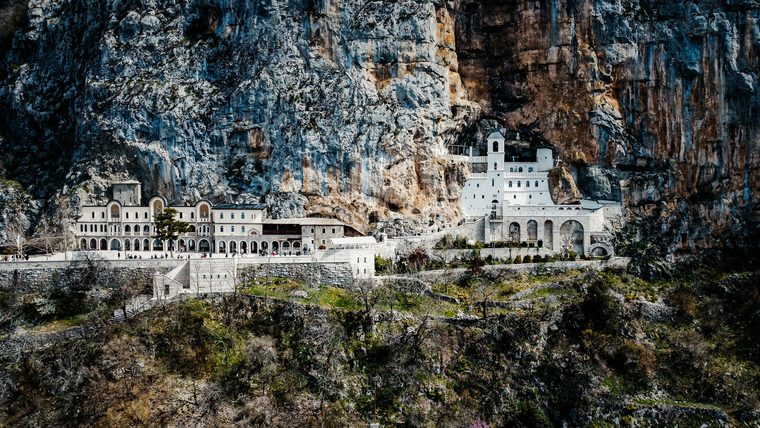Le monastère de Cetinje et les montagnes en arrière-plan