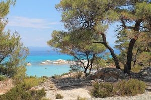 Les eaux turquoise et les rochers blancs de la côte de Sithonia