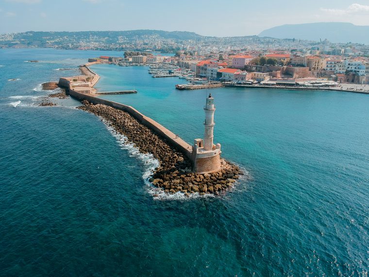 Le vieux port vénitien de La Canée et son phare au coucher du soleil