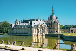 Le château de Chantilly se reflétant dans les eaux de ses douves