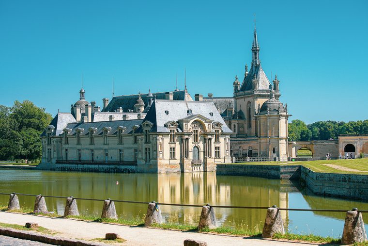 Le château de Chantilly se reflétant dans les eaux de ses douves