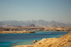 Les eaux turquoise de la mer Rouge bordant la côte désertique de Charm el-Cheikh