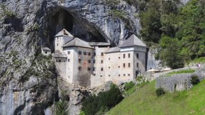 Le château blanc de Predjama encastré dans la falaise rocheuse