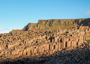Les colonnes basaltiques de la Chaussée des Géants s'enfonçant dans la mer