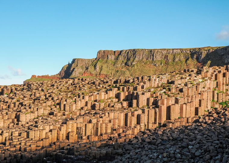 Les colonnes basaltiques de la Chaussée des Géants s'enfonçant dans la mer