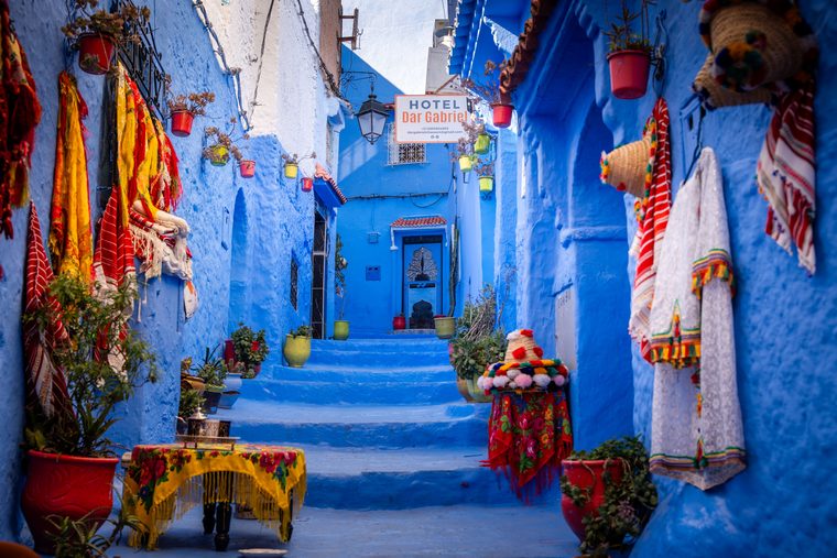 Ruelle aux murs peints en bleu dans la médina de Chefchaouen