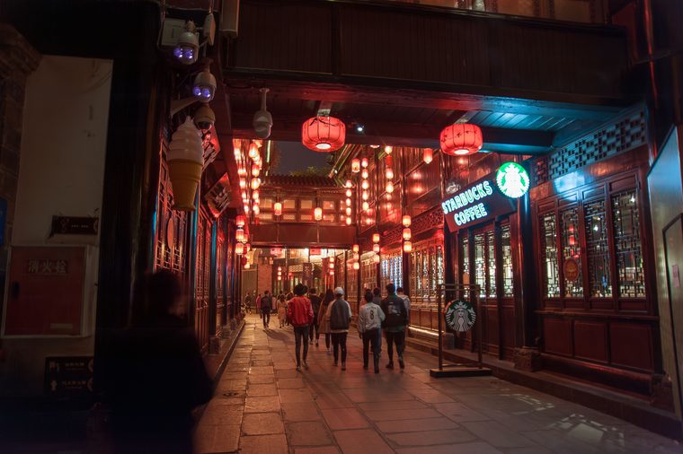 Les allées traditionnelles de Jinli illuminées de lanternes rouges à la tombée de la nuit