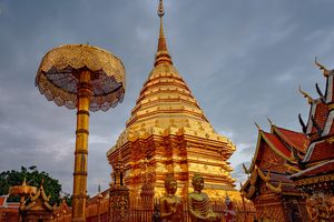 Le temple du Doi Suthep surplombant la ville de Chiang Mai