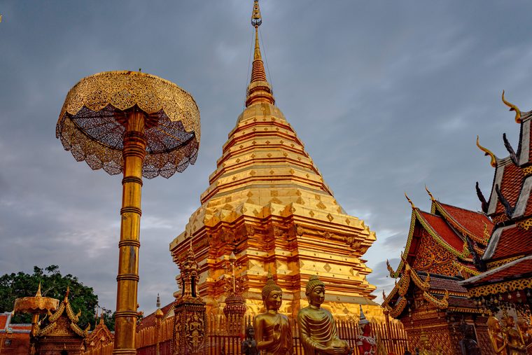 Le temple du Doi Suthep surplombant la ville de Chiang Mai