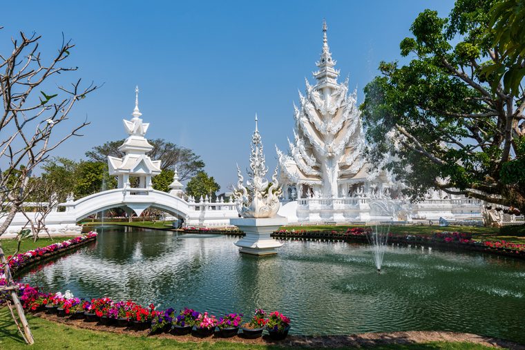 Le Temple Blanc (Wat Rong Khun) de Chiang Rai sous un ciel dégagé