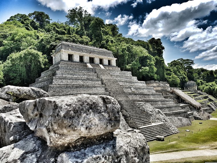 Les ruines mayas de Palenque émergeant de la jungle brumeuse