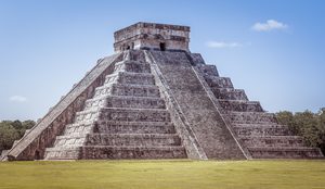 La pyramide de Kukulcán baignée par la lumière du matin à Chichén Itzá