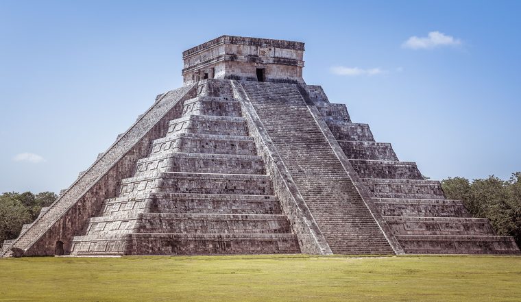 La pyramide de Kukulcán baignée par la lumière du matin à Chichén Itzá