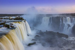 Vue panoramique sur la Garganta del Diablo aux chutes d'Iguaçu