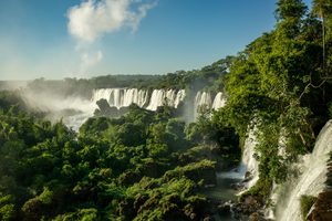 Vue panoramique sur les chutes d'Iguazú et la Garganta del Diablo
