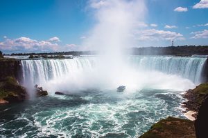 Vue panoramique sur les chutes du Fer à Cheval depuis le côté canadien